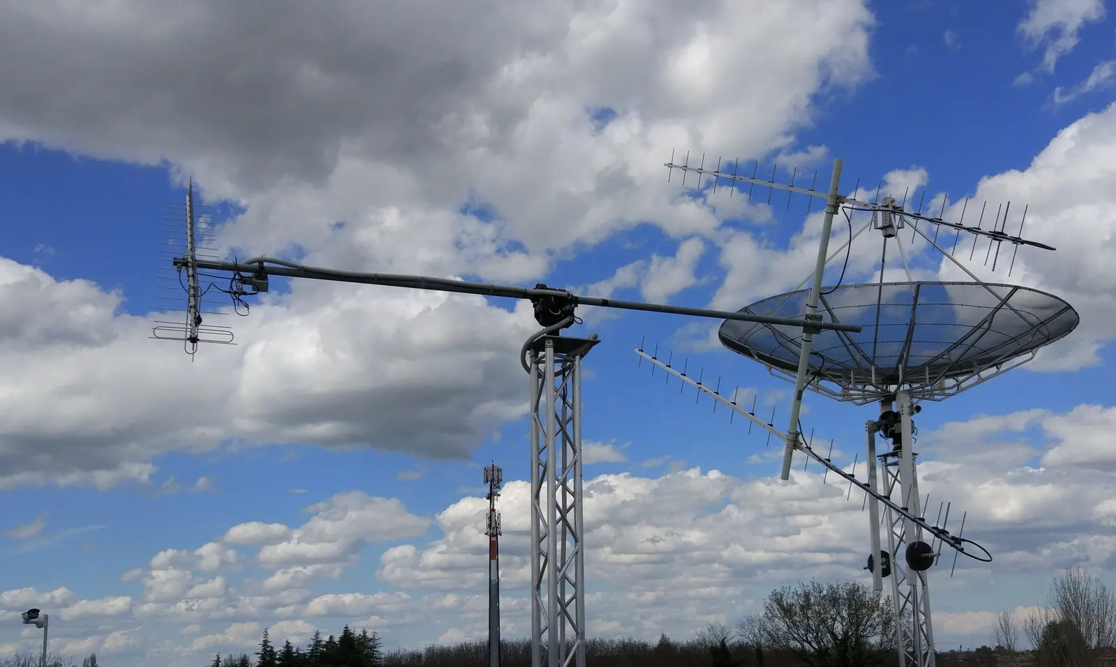 Le antenne UHF e in banda S sul tetto